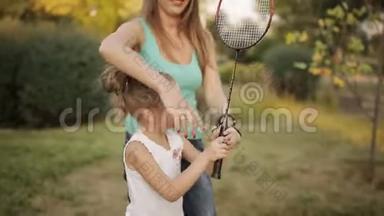妈妈教小女儿打羽毛球.. 积极的家庭假期。